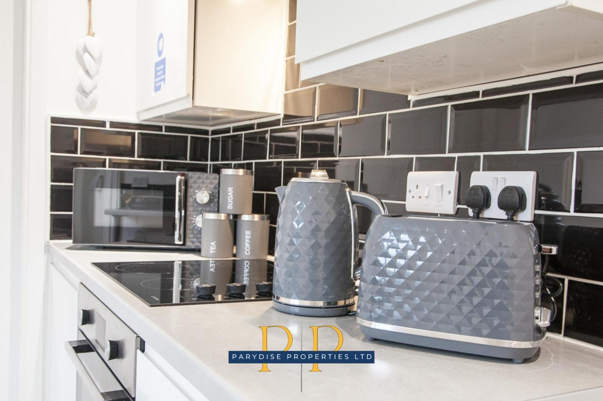 The Knutton House - Spacious Comfort By Parydise Properties - Leisure & Business Stays - Sleeps 7 Newcastle-under-Lyme Exterior photo