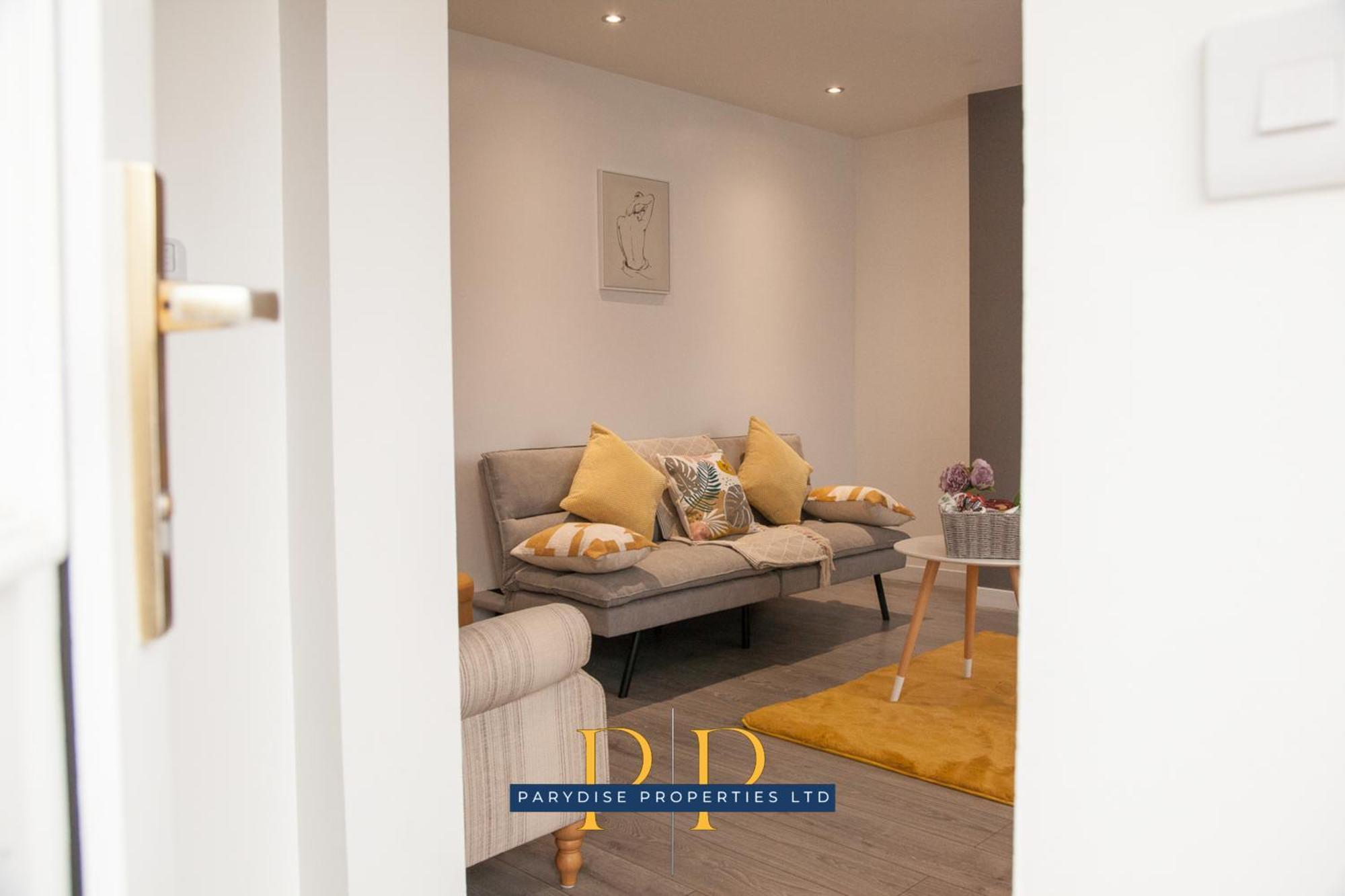 The Knutton House - Spacious Comfort By Parydise Properties - Leisure & Business Stays - Sleeps 7 Newcastle-under-Lyme Exterior photo