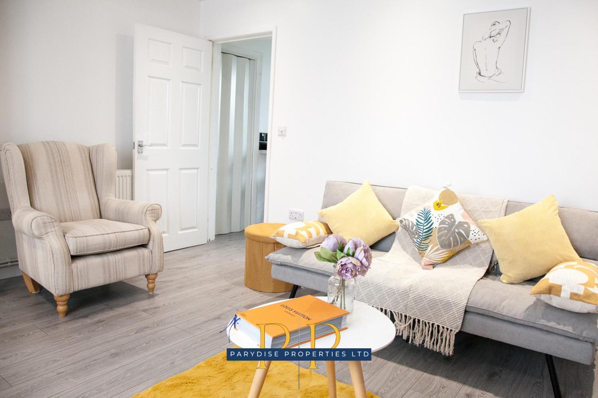 The Knutton House - Spacious Comfort By Parydise Properties - Leisure & Business Stays - Sleeps 7 Newcastle-under-Lyme Exterior photo